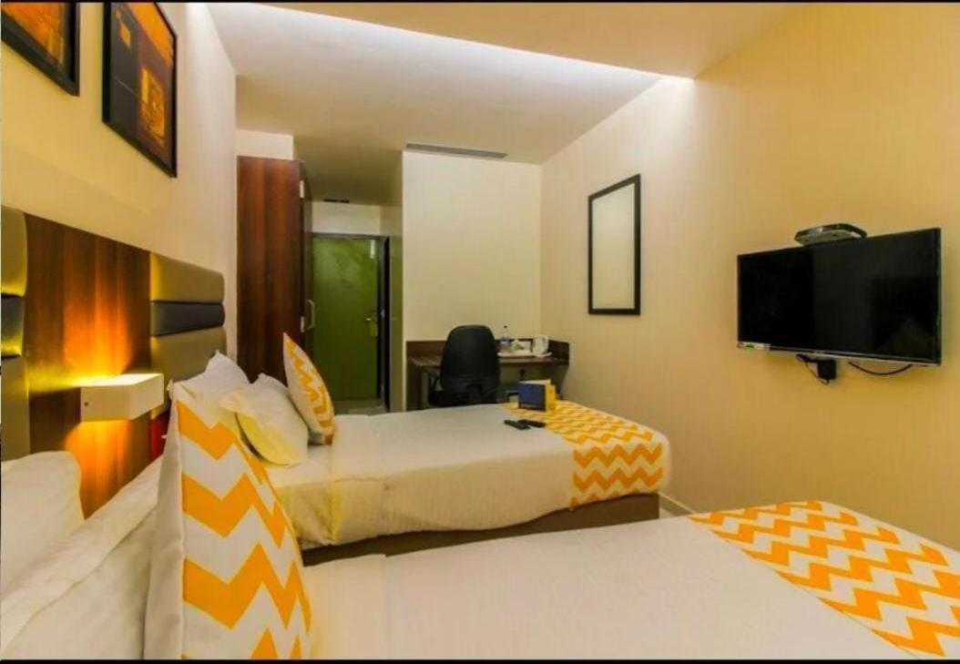 Hotel Regal International - Near Mumbai International Airport Andheri East Buitenkant foto